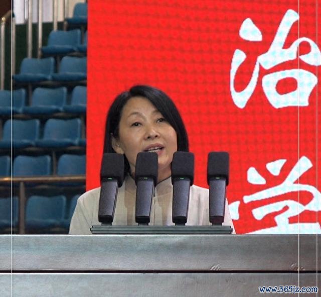 高校毕业仪式请宿管大姨上台发言