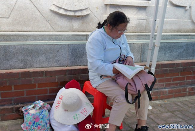 65岁奶奶拎电饭煲陪脑瘫孙女中考 温暖护考路