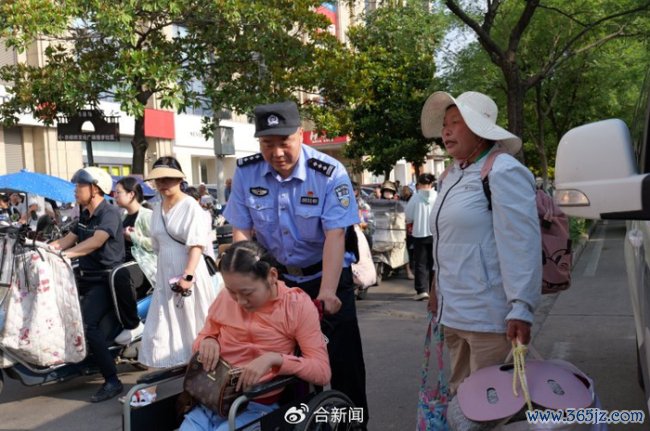 65岁奶奶拎电饭煲陪脑瘫孙女中考 温暖护考路