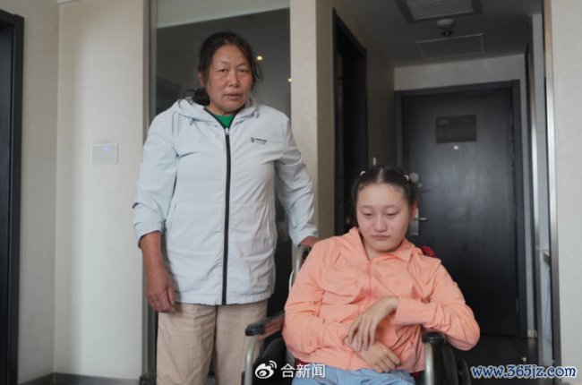 65岁奶奶拎电饭煲陪脑瘫孙女中考